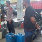 Anggota Polsek Bunta Banggai Polisi Amankan Penyaluran BBM Subdisi Bagi Nelayan di Bunta Banggai
