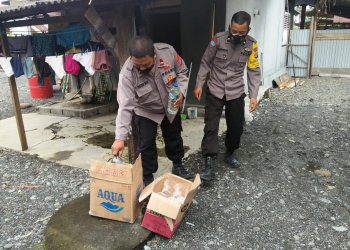 Polsi berhasil temukan belasan liter miras tradisional jenis cap tikus dari warga Toili (Foto: Istimewa)