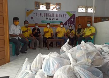 DPD Partai Golkar Kabupaten Banggai H. Beniyanto Tamoreka menyerahkan bantuan 100 paket sembako kepada wartawan yang terpapar COVID-19. (Foto: Istimewa)