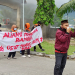 Aksi demo Aliansi Mahasiswa Kabupaten Banggai, di kantor DPRD Banggai, Senin (13/09). (Foto: Sofyan/Luwuk Times)