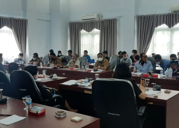 Rapat Dengar Pendapat (RDP) yang digelar di ruang rapat komisi III DPRD Banggai, Senin (13/9/2021). RDP tersebut mempertemukan antara mahasiswa dan tim pansel.[Foto: OM/Amlin Usman]