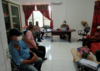 Pertemuan antara manajemen perusahaan dan masyarakat pemilik lahan, H. Musdar M Amin dan H. Djabar Dahari di kantor Camat.(Foto: Istimewa)