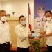 Wail Gubernur Ma’mun Amir membagikan masker secara simbolis kepada Bupati Banggai. Foto: Istimewa