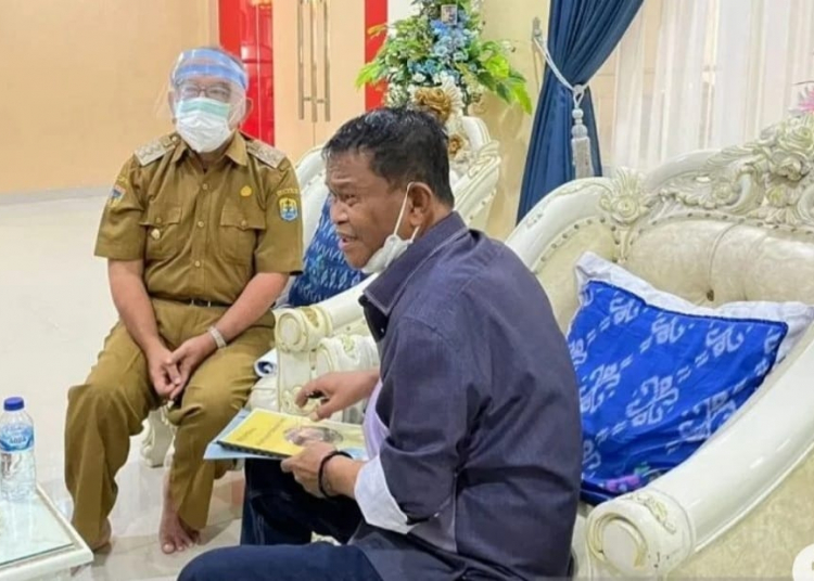 Gubernur Rusdy Mastura (kanan) dan Bupati Buol Amirudin Rauf (kiri). Foto: Antara