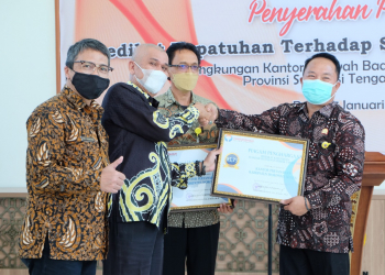 Penyerahan sertifikat penghargaan dilakukan Kepala Perwakilan Ombudsman RI Provinsi Sulteng H Sofyan Farid Lembah, pada acara Penyerahan Penghargaan Survey Kepatuhan Standar Pelayanan Publik Tahun 2021, yang diadakan di aula gedung Kanwil ATR/BPN Provinsi Sulawesi Tengah, Kamis, (27/1/2022).