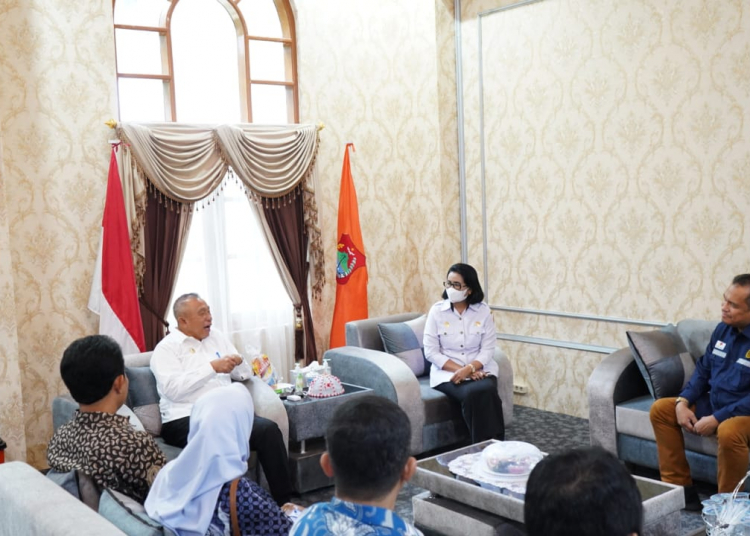 Capt Foto : wakil Bupati Banggai, Furqanuddin Masulili menerima Kunjungan Kehormatan Manajemen SKK Migas, Manajemen Pertamina Zona 13 pada Rabu(23/3) di Ruang Rapat Umum kantor Bupati. [foto : Istimewa]