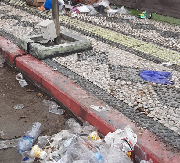 Tumpukan dan serakan sampah terlihat hampir setiap hari sejak gelaran pameran dilaksanakan dalam RTH Teluk Lalong.[Foto:Amlin Usman]