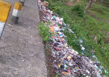 Tumpukan sampah yang berserakan di sekitar Jembatan Desa Uso